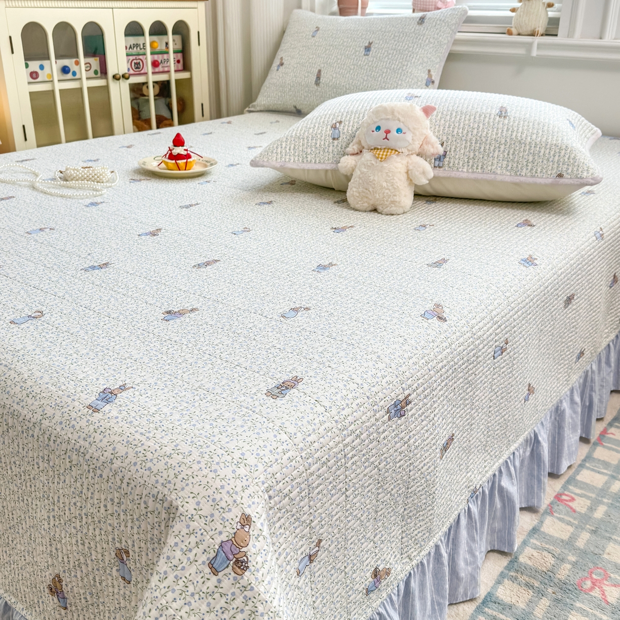 91家纺网 家纺一手货源 找家纺 欣宜家纺 2026新款法式大花边全棉夹棉床盖加厚床单炕垫 田园兔蓝