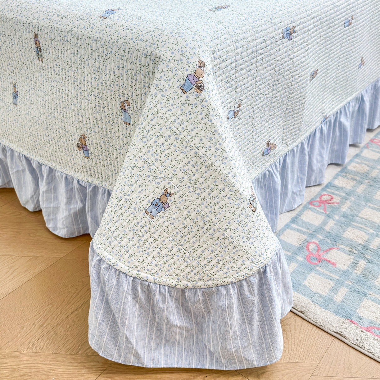 91家纺网 家纺一手货源 找家纺 欣宜家纺 2026新款法式大花边全棉夹棉床盖加厚床单炕垫 田园兔蓝