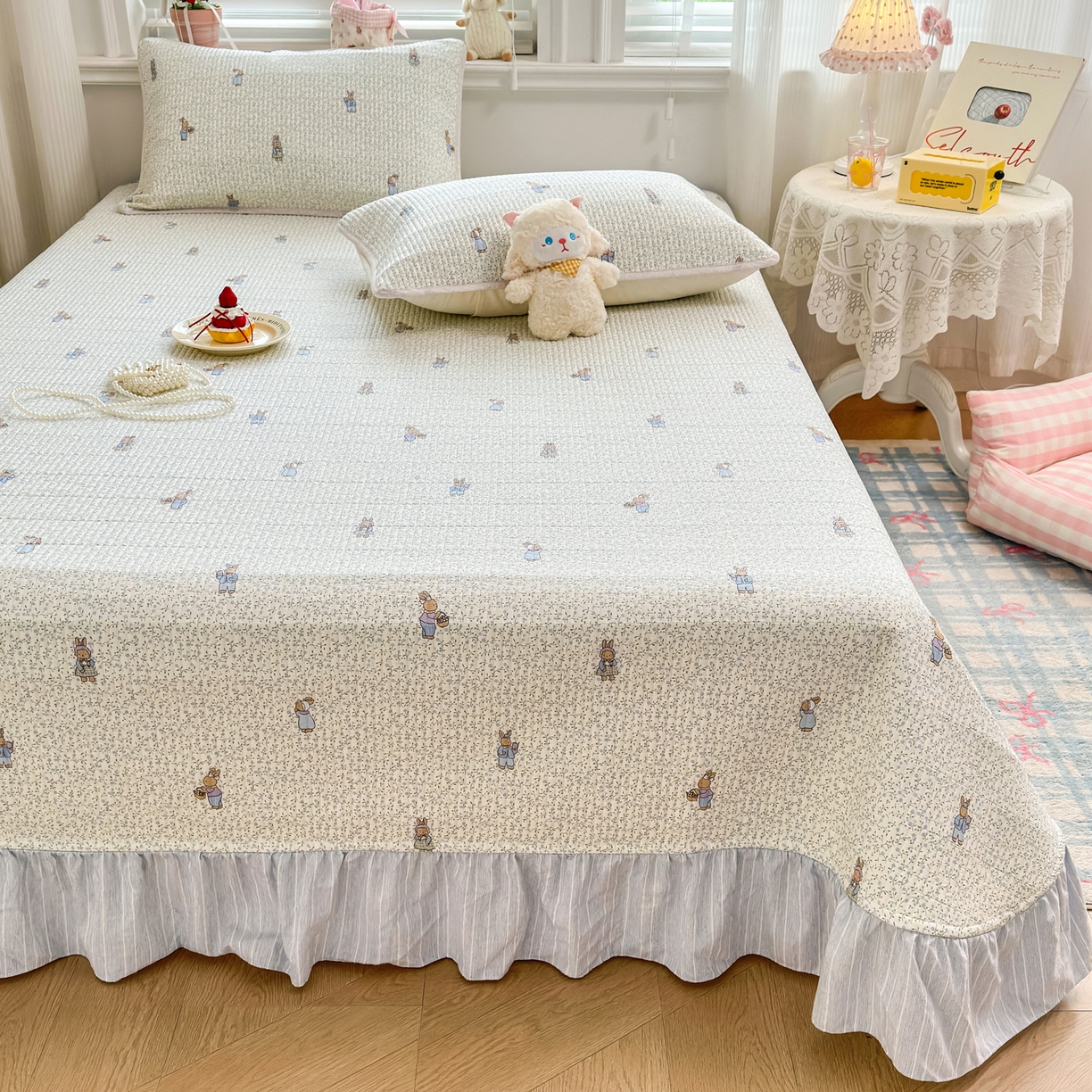 91家纺网 家纺一手货源 找家纺 欣宜家纺 2026新款法式大花边全棉夹棉床盖加厚床单炕垫 田园兔蓝