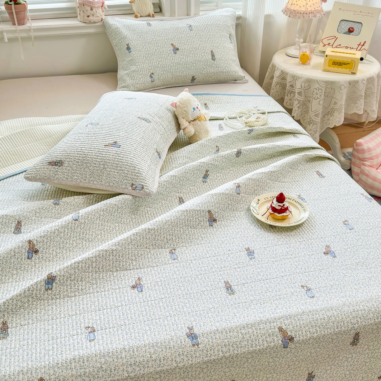 91家纺网 家纺一手货源 找家纺 欣宜家纺 2026新款法式大花边全棉夹棉床盖加厚床单炕垫 田园兔蓝