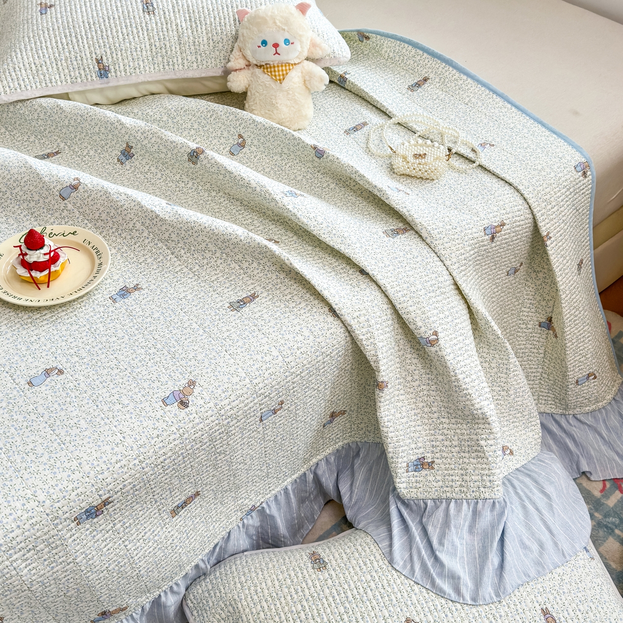 91家纺网 家纺一手货源 找家纺 欣宜家纺 2026新款法式大花边全棉夹棉床盖加厚床单炕垫 田园兔蓝