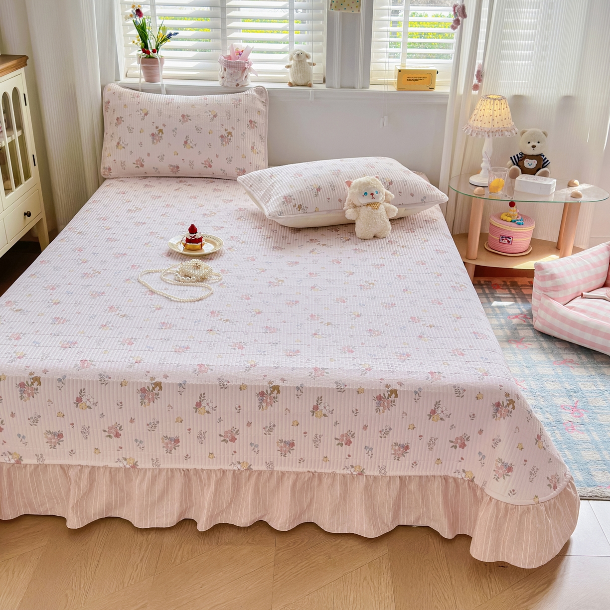 91家纺网 家纺一手货源 找家纺 欣宜家纺 2026新款法式大花边全棉夹棉床盖加厚床单炕垫 小花鹿粉