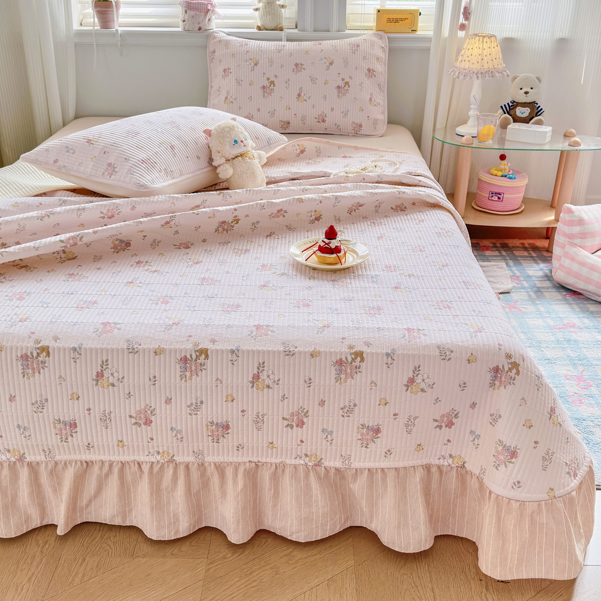 91家纺网 家纺一手货源 找家纺 欣宜家纺 2026新款法式大花边全棉夹棉床盖加厚床单炕垫 小花鹿粉