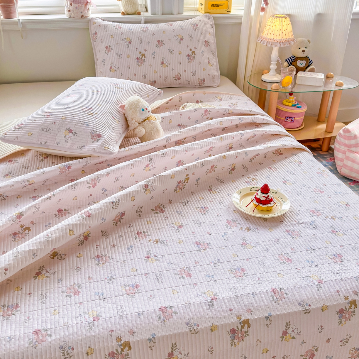 91家纺网 家纺一手货源 找家纺 欣宜家纺 2026新款法式大花边全棉夹棉床盖加厚床单炕垫 小花鹿粉