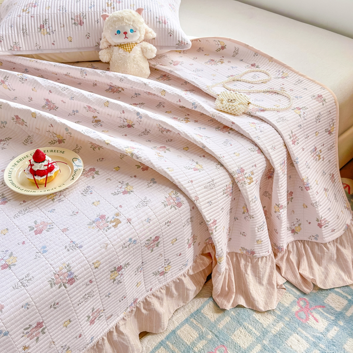 91家纺网 家纺一手货源 找家纺 欣宜家纺 2026新款法式大花边全棉夹棉床盖加厚床单炕垫 小花鹿粉