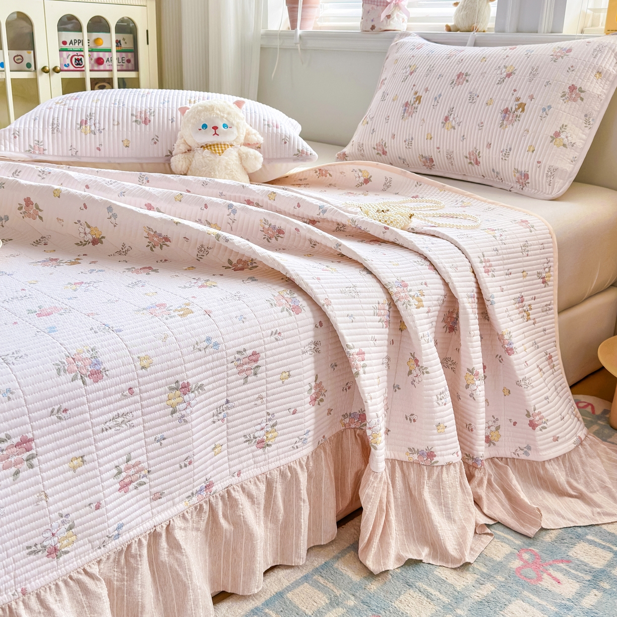 91家纺网 家纺一手货源 找家纺 欣宜家纺 2026新款法式大花边全棉夹棉床盖加厚床单炕垫 小花鹿粉