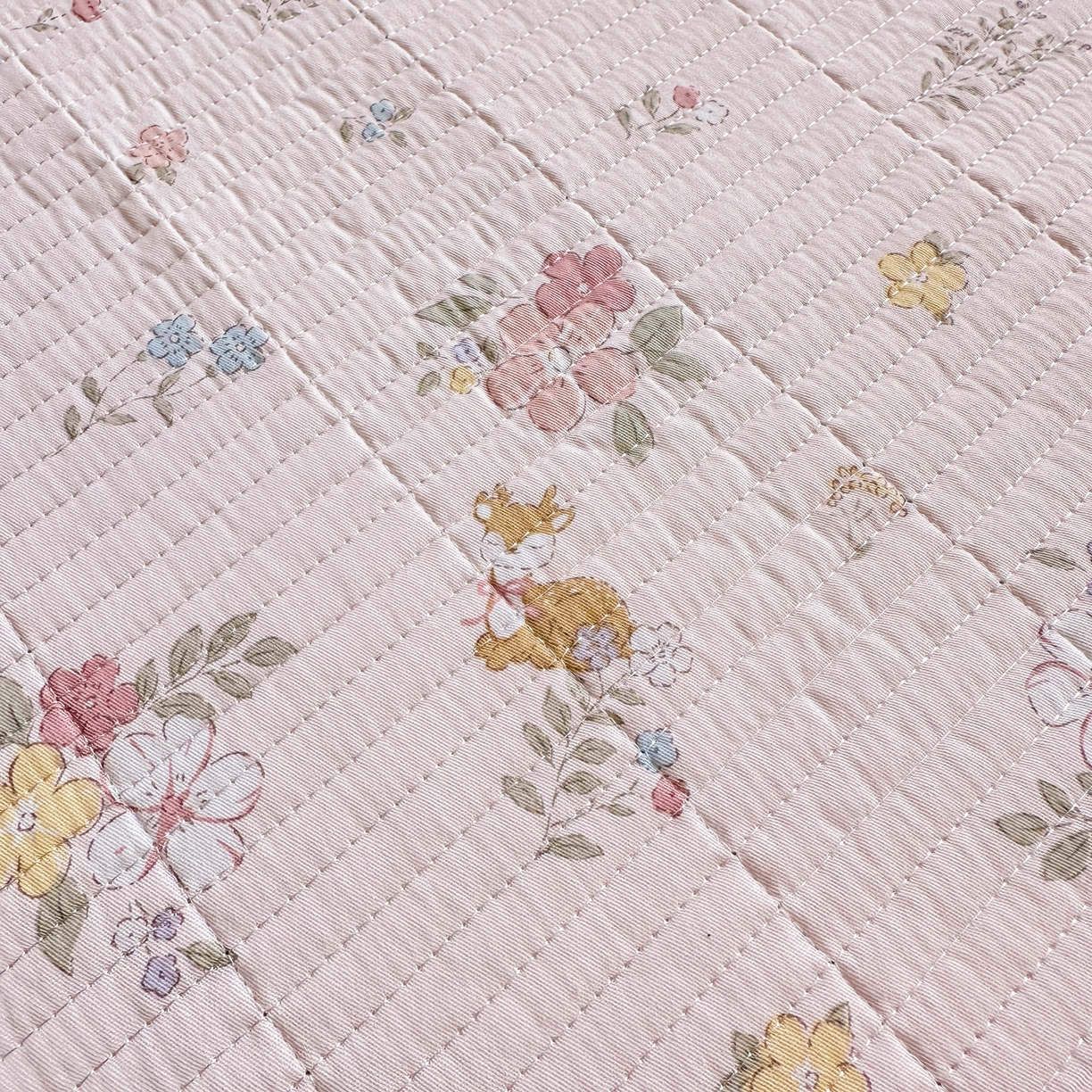 91家纺网 家纺一手货源 找家纺 欣宜家纺 2026新款法式大花边全棉夹棉床盖加厚床单炕垫 小花鹿粉