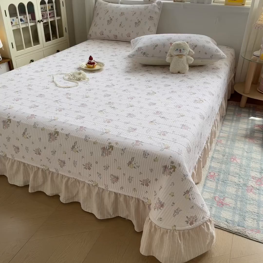 91家纺网 家纺一手货源 找家纺 欣宜家纺 2026新款法式大花边全棉夹棉床盖加厚床单炕垫 小花鹿粉