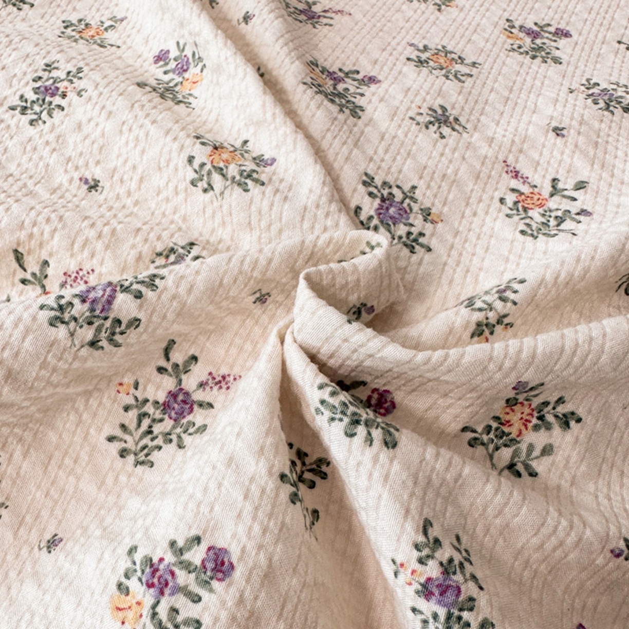 91家纺网 家纺一手货源 找家纺 诺梵家纺 2026春夏新品高克重拼接泡芙纱泡泡皱皱纱四件套 春日花信