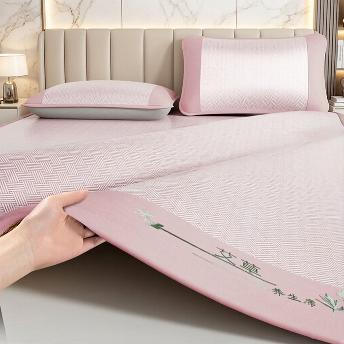 91家纺网 家纺一手货源 找家纺 （总）好艺佳毛毯 2026新款艾草凉席冰丝席绣花高密碳光软席PE饼干花三件套学生宿舍可机洗水洗