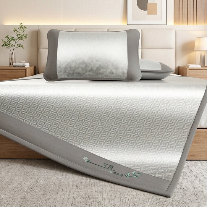 91家纺网 家纺一手货源 找家纺 好艺佳毛毯 2026新款艾草凉席冰丝席绣花高密碳光软席PE饼干花三件套学生宿舍可机洗水洗 艾草冰丝席-绅士灰