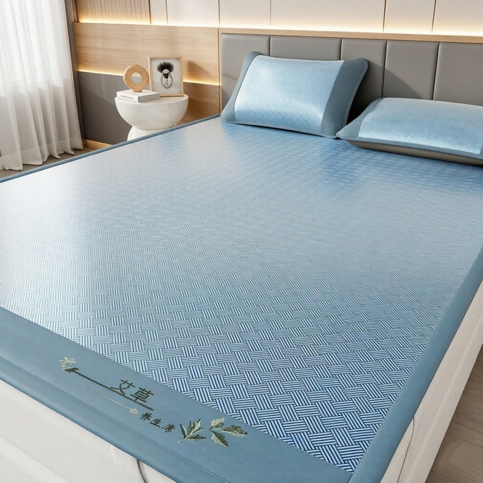 91家纺网 家纺一手货源 找家纺 好艺佳毛毯 2026新款艾草凉席冰丝席绣花高密碳光软席PE饼干花三件套学生宿舍可机洗水洗 艾草冰丝席-宾利蓝