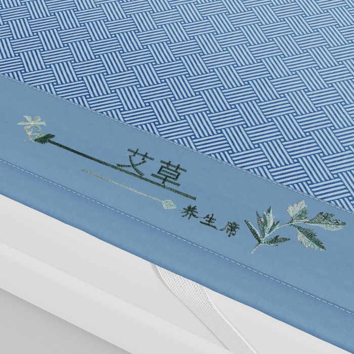 91家纺网 家纺一手货源 找家纺 好艺佳毛毯 2026新款艾草凉席冰丝席绣花高密碳光软席PE饼干花三件套学生宿舍可机洗水洗 艾草冰丝席-宾利蓝