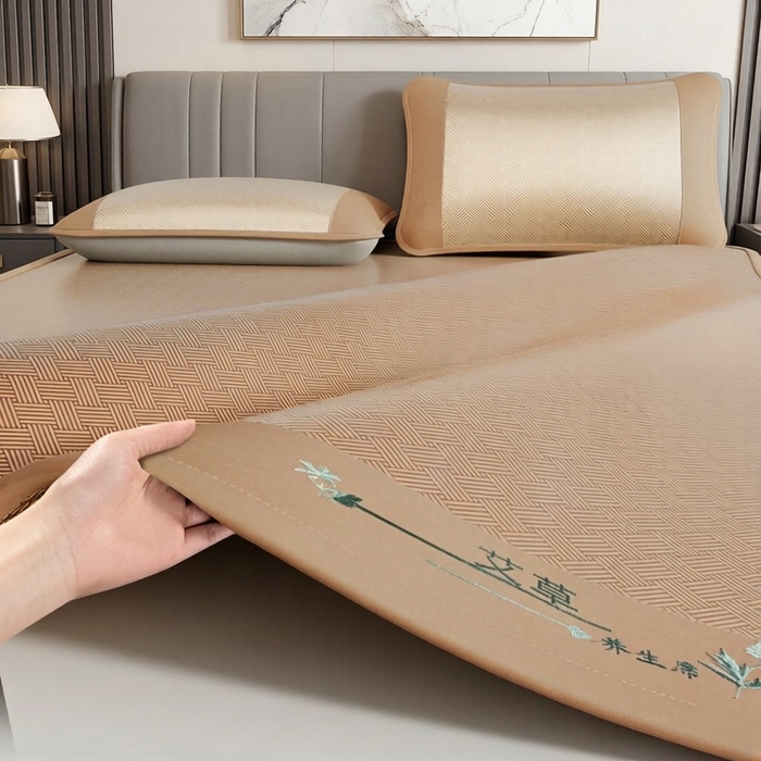 好艺佳毛毯 2026新款艾草凉席冰丝席绣花高密碳光软席PE饼干花三件套学生宿舍可机洗水洗 艾草冰丝席-摩尼咖