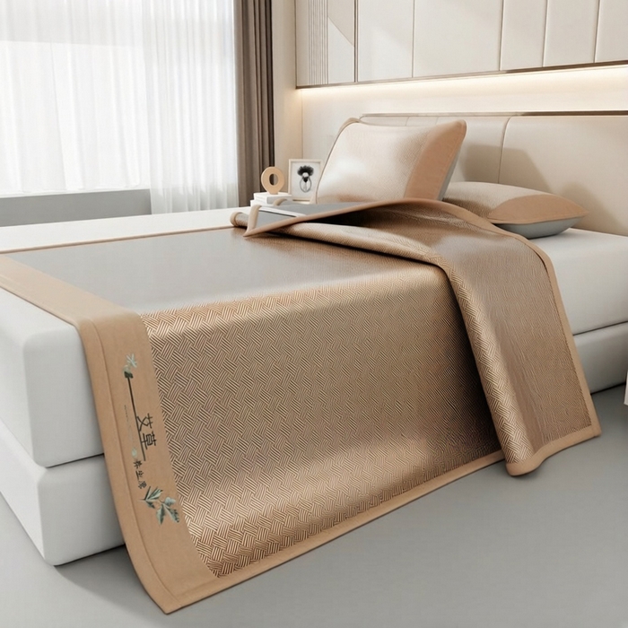 91家纺网 家纺一手货源 找家纺 好艺佳毛毯 2026新款艾草凉席冰丝席绣花高密碳光软席PE饼干花三件套学生宿舍可机洗水洗 艾草冰丝席-摩尼咖