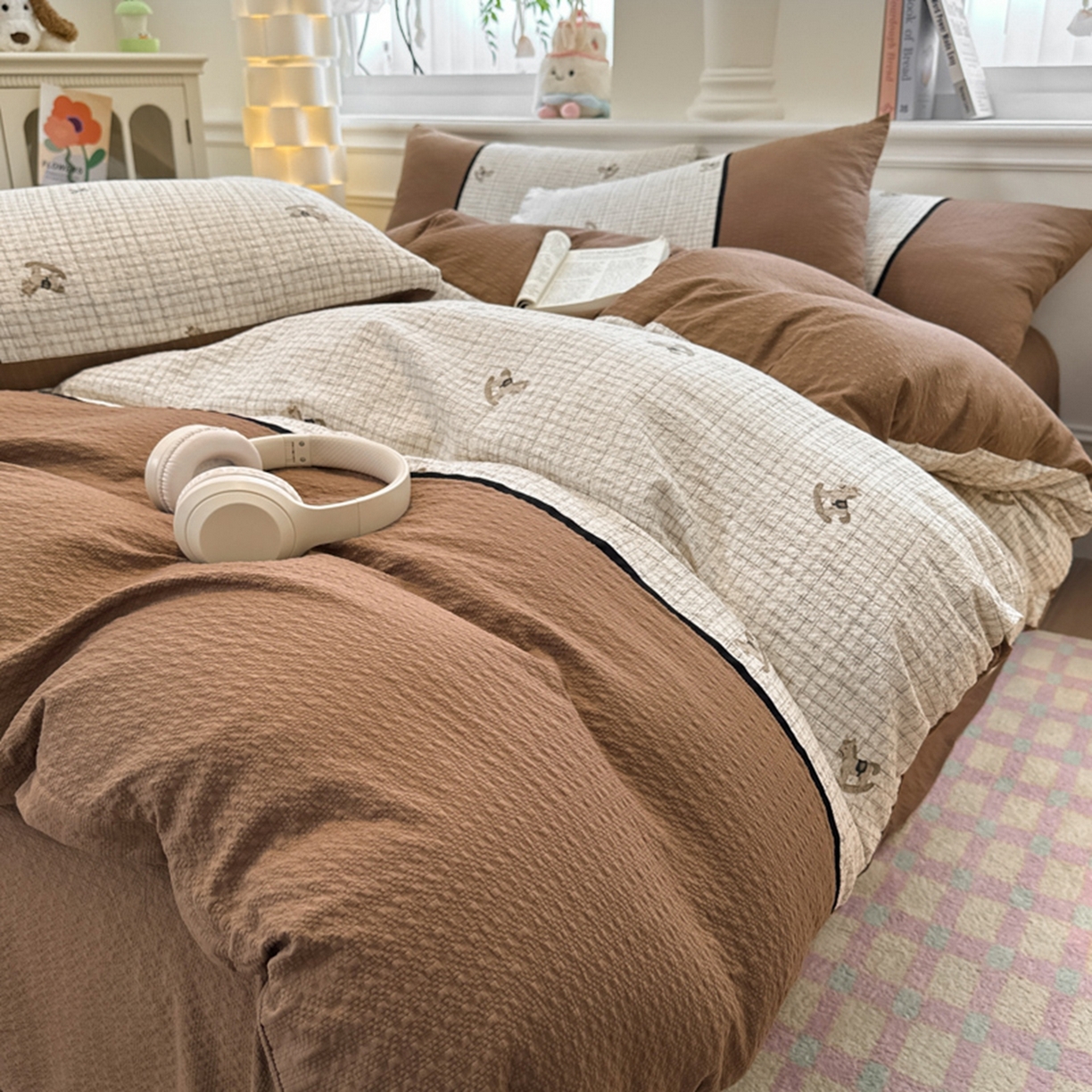 91家纺网 家纺一手货源 找家纺 诺梵家纺 2026春夏新品高克重拼接泡芙纱泡泡皱皱纱四件套 格纹木马