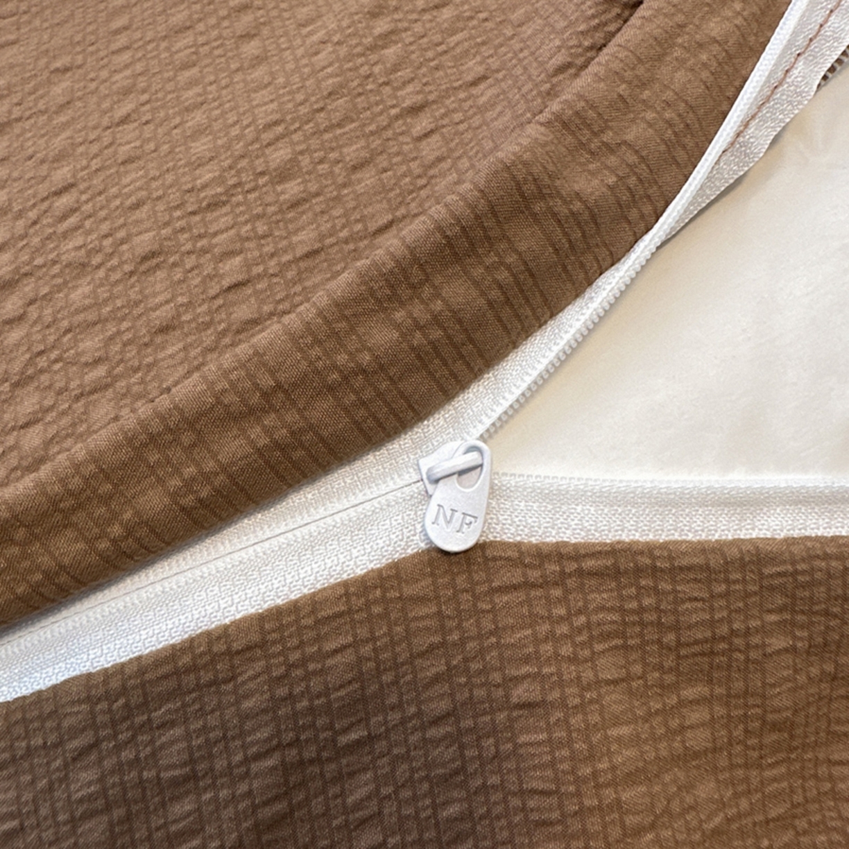 91家纺网 家纺一手货源 找家纺 诺梵家纺 2026春夏新品高克重拼接泡芙纱泡泡皱皱纱四件套 格纹木马