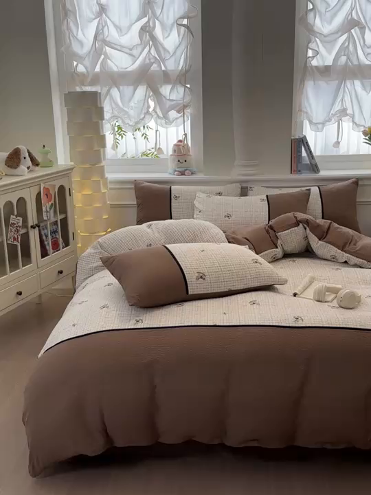 91家纺网 家纺一手货源 找家纺 诺梵家纺 2026春夏新品高克重拼接泡芙纱泡泡皱皱纱四件套 格纹木马