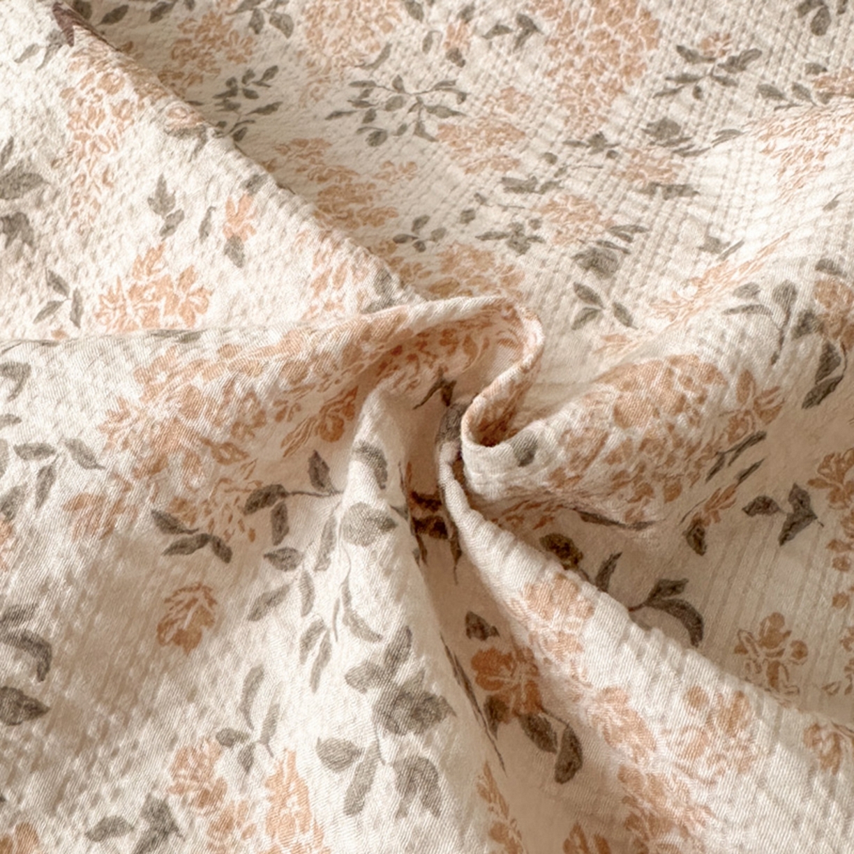 91家纺网 家纺一手货源 找家纺 诺梵家纺 2026春夏新品高克重拼接泡芙纱泡泡皱皱纱四件套 花蝶梦