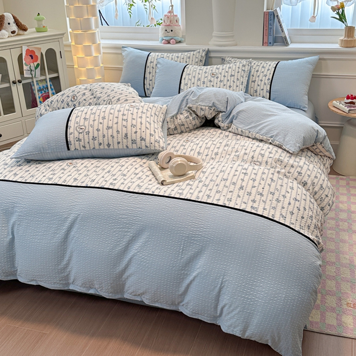 91家纺网 家纺一手货源 找家纺 诺梵家纺 2026春夏新品高克重拼接泡芙纱泡泡皱皱纱四件套 蓝雾花