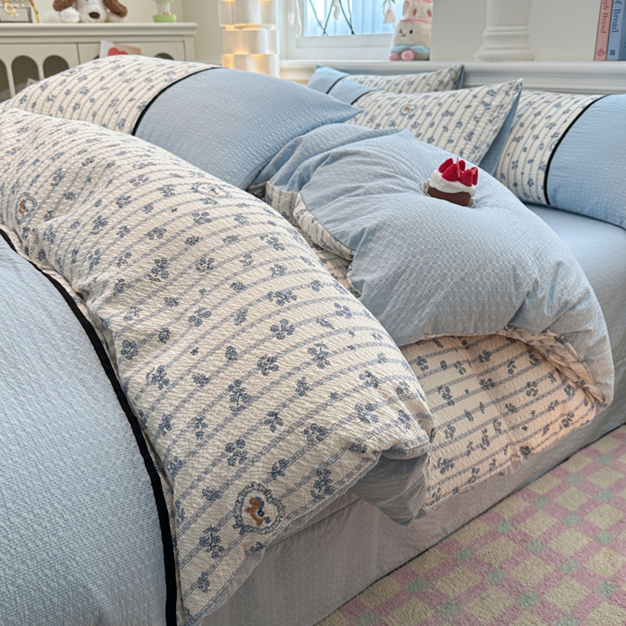 91家纺网 家纺一手货源 找家纺 诺梵家纺 2026春夏新品高克重拼接泡芙纱泡泡皱皱纱四件套 蓝雾花