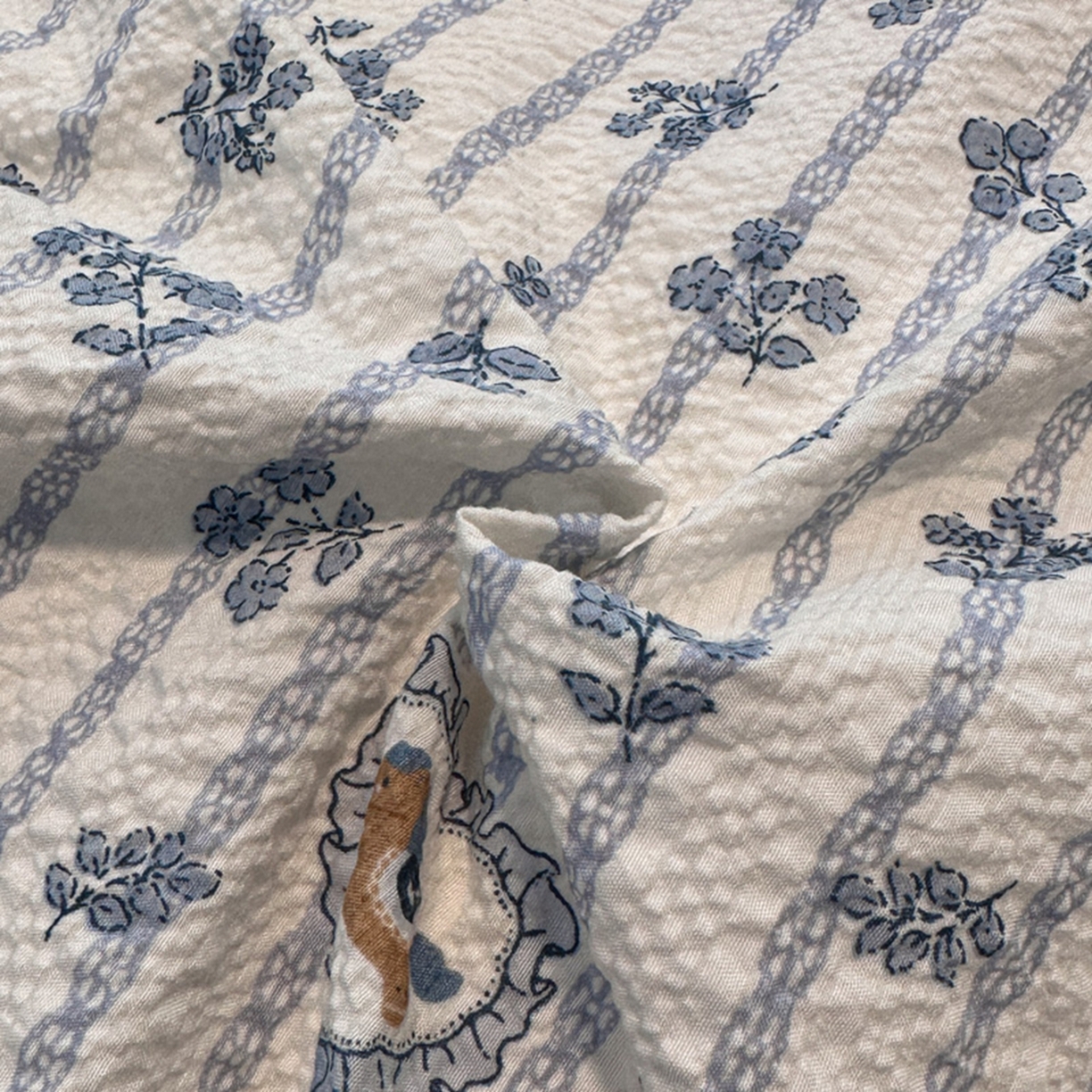 91家纺网 家纺一手货源 找家纺 诺梵家纺 2026春夏新品高克重拼接泡芙纱泡泡皱皱纱四件套 蓝雾花