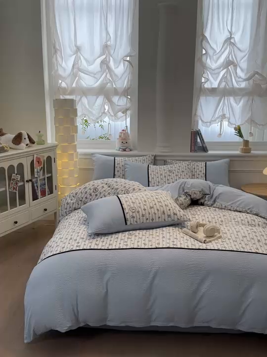 91家纺网 家纺一手货源 找家纺 诺梵家纺 2026春夏新品高克重拼接泡芙纱泡泡皱皱纱四件套 蓝雾花