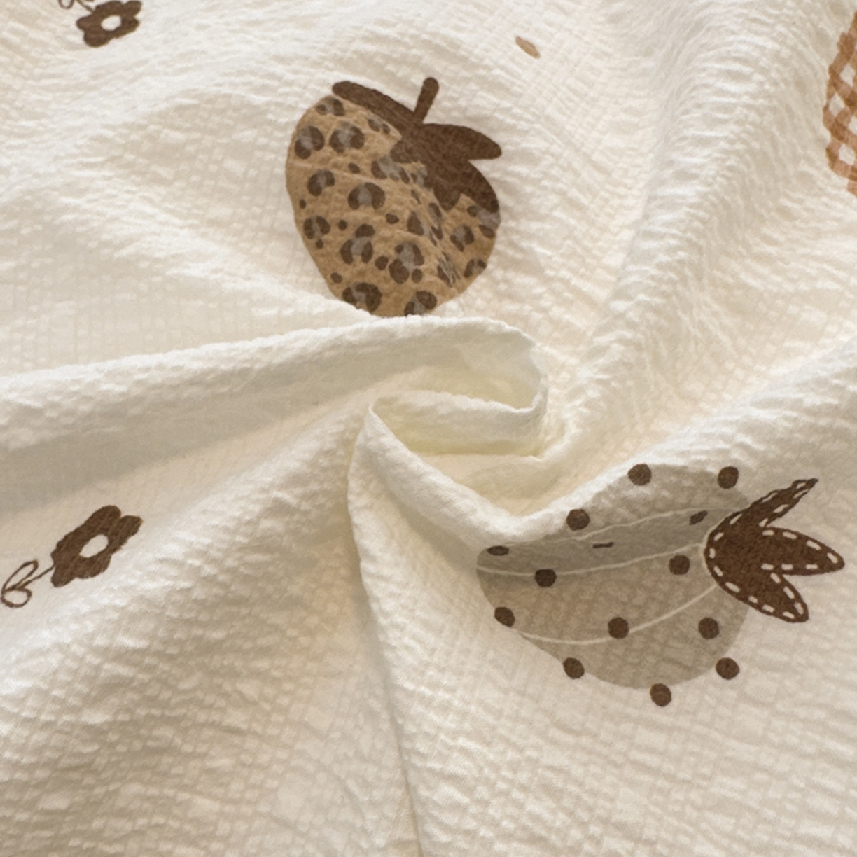 91家纺网 家纺一手货源 找家纺 诺梵家纺 2026春夏新品高克重拼接泡芙纱泡泡皱皱纱四件套 奶油草莓