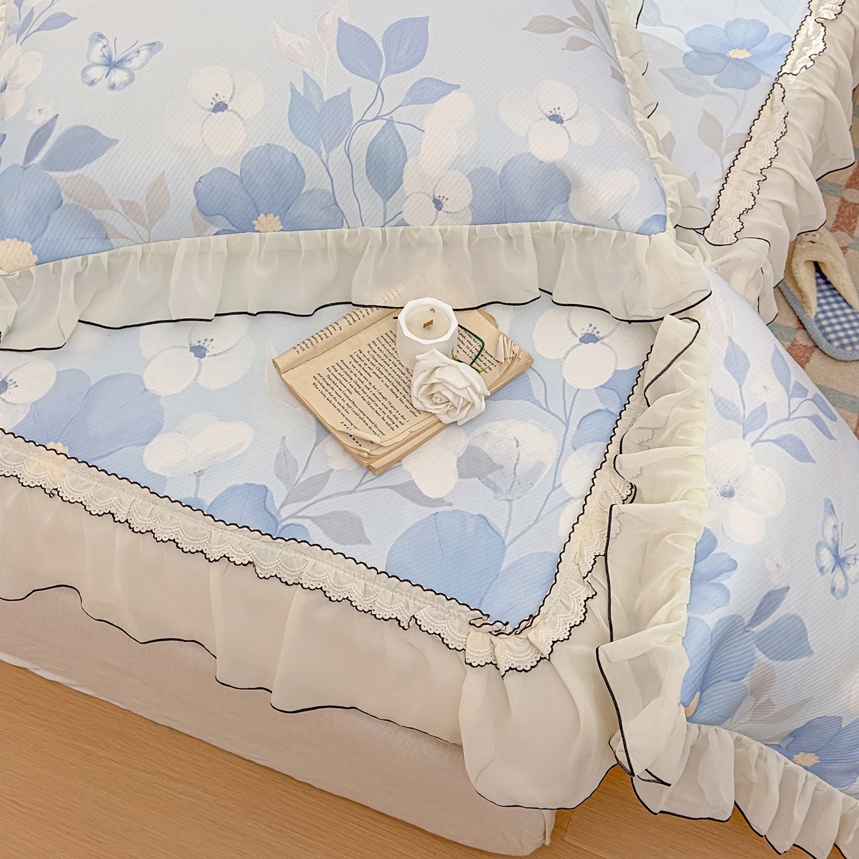 91家纺网 家纺一手货源 找家纺 川悦生活 2026新款凉豆豆凉感冰丝床裙三件套 海屿蝶梦