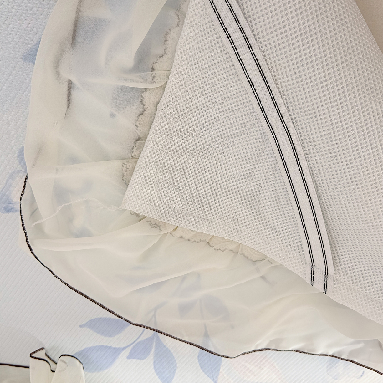 91家纺网 家纺一手货源 找家纺 川悦生活 2026新款凉豆豆凉感冰丝床裙三件套 海屿蝶梦