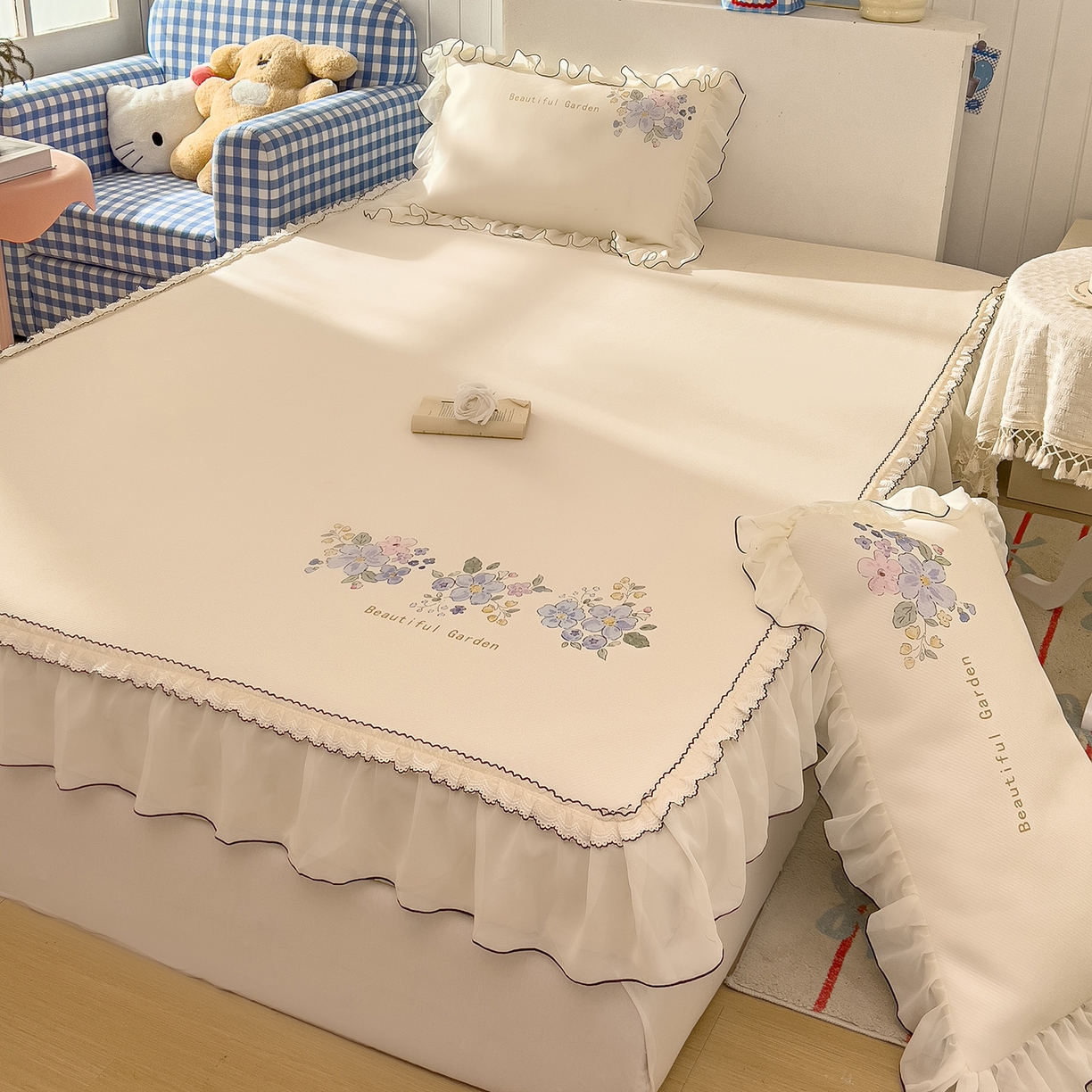 91家纺网 家纺一手货源 找家纺 川悦生活 2026新款凉豆豆凉感冰丝床裙三件套 花朵满席