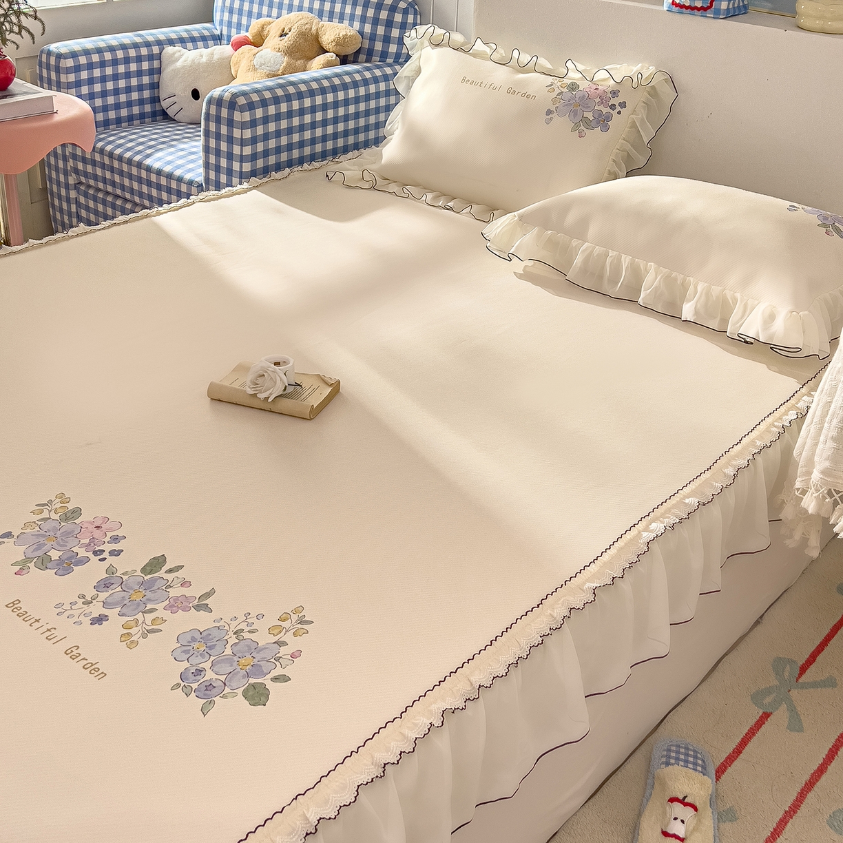 91家纺网 家纺一手货源 找家纺 川悦生活 2026新款凉豆豆凉感冰丝床裙三件套 花朵满席