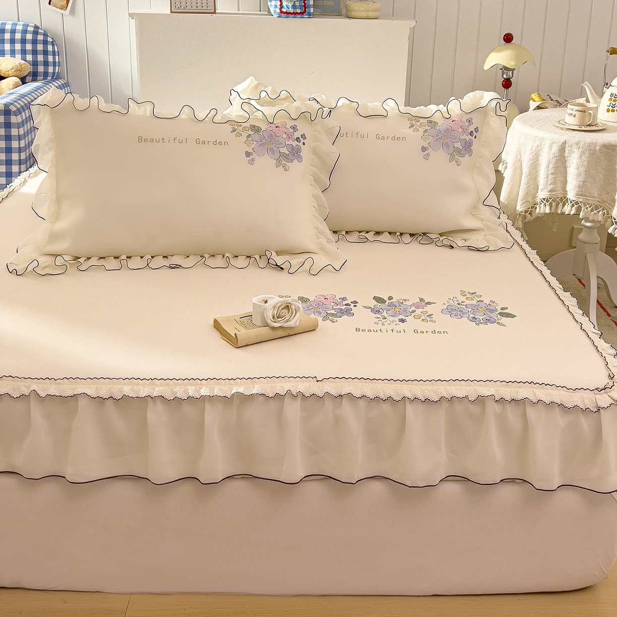 91家纺网 家纺一手货源 找家纺 川悦生活 2026新款凉豆豆凉感冰丝床裙三件套 花朵满席