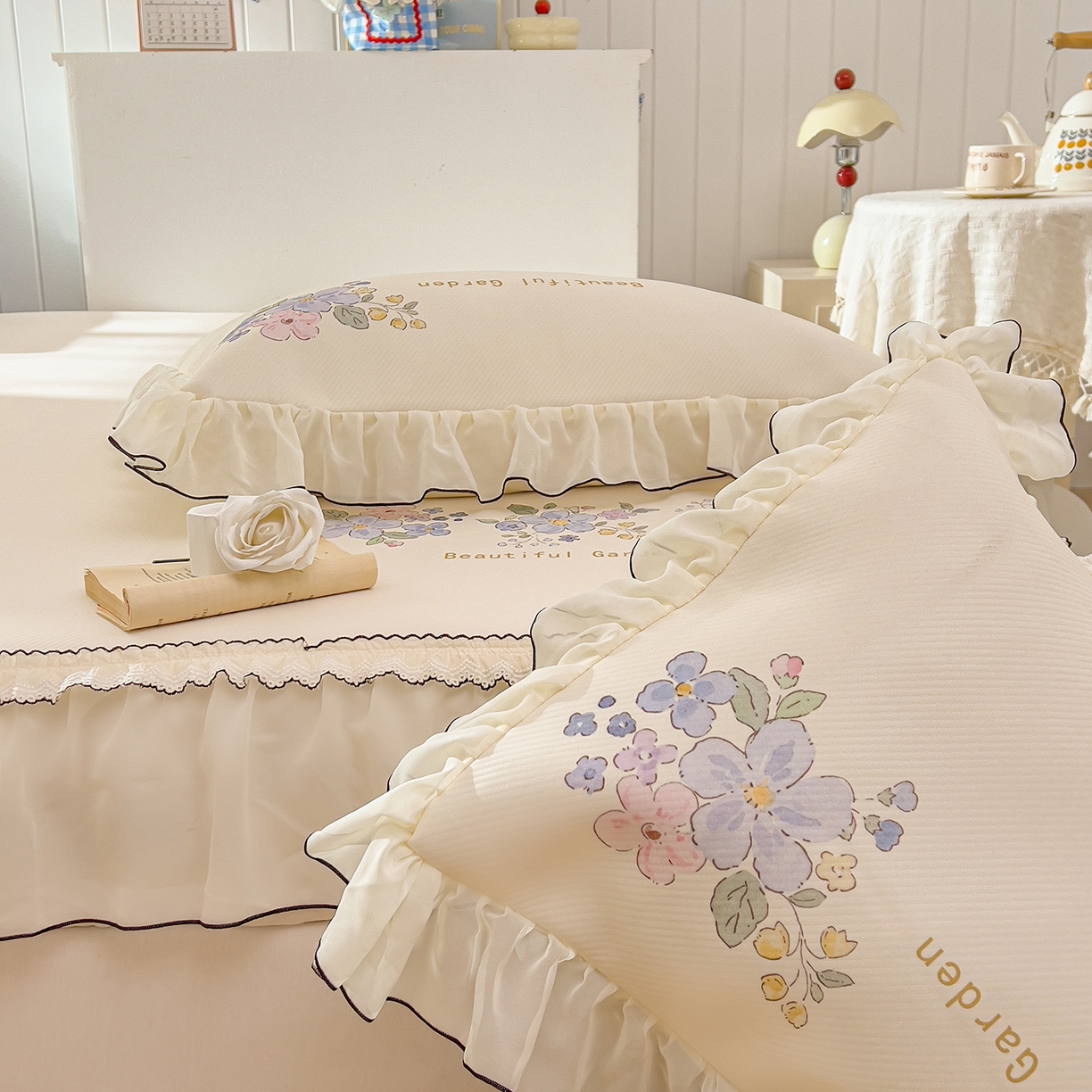 91家纺网 家纺一手货源 找家纺 川悦生活 2026新款凉豆豆凉感冰丝床裙三件套 花朵满席