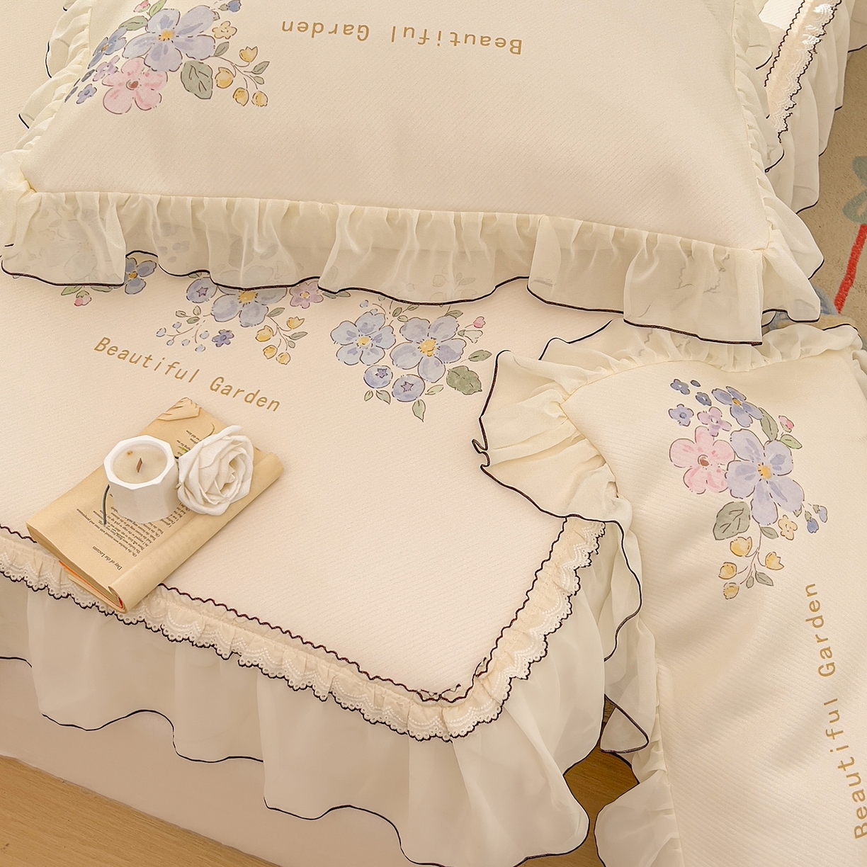 91家纺网 家纺一手货源 找家纺 川悦生活 2026新款凉豆豆凉感冰丝床裙三件套 花朵满席