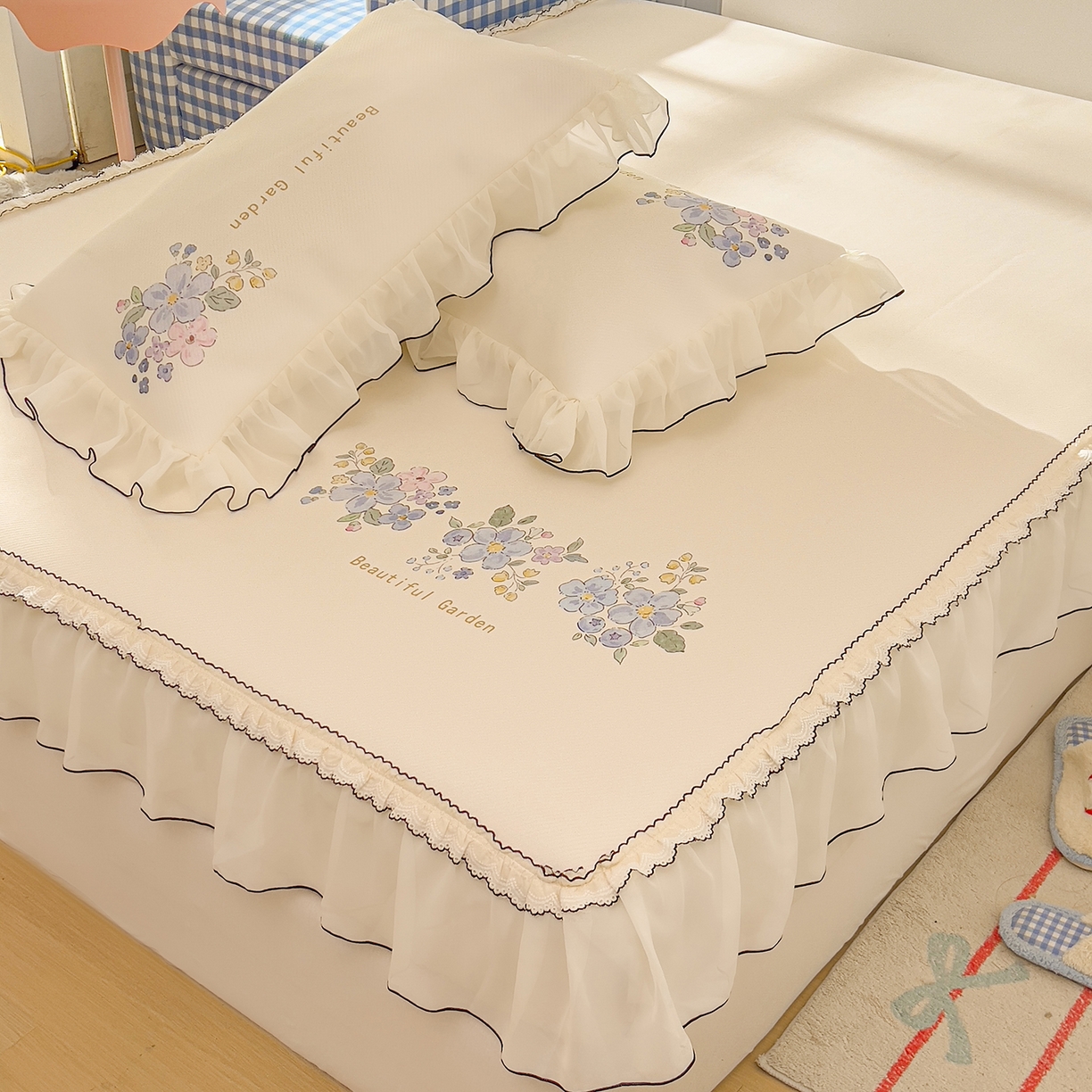 91家纺网 家纺一手货源 找家纺 川悦生活 2026新款凉豆豆凉感冰丝床裙三件套 花朵满席