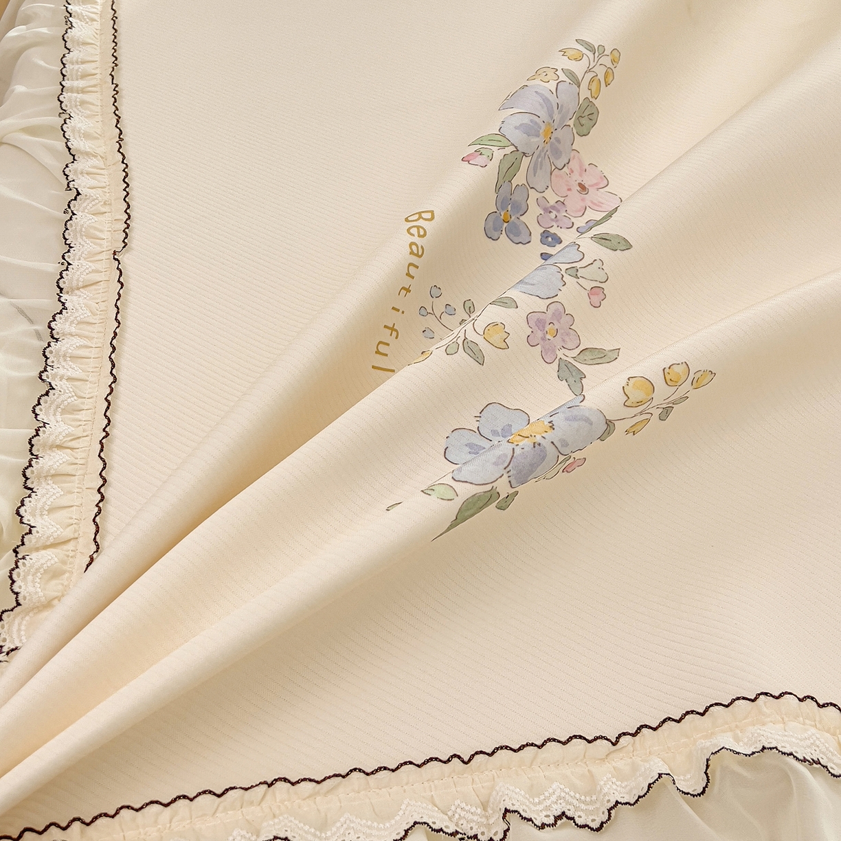 91家纺网 家纺一手货源 找家纺 川悦生活 2026新款凉豆豆凉感冰丝床裙三件套 花朵满席