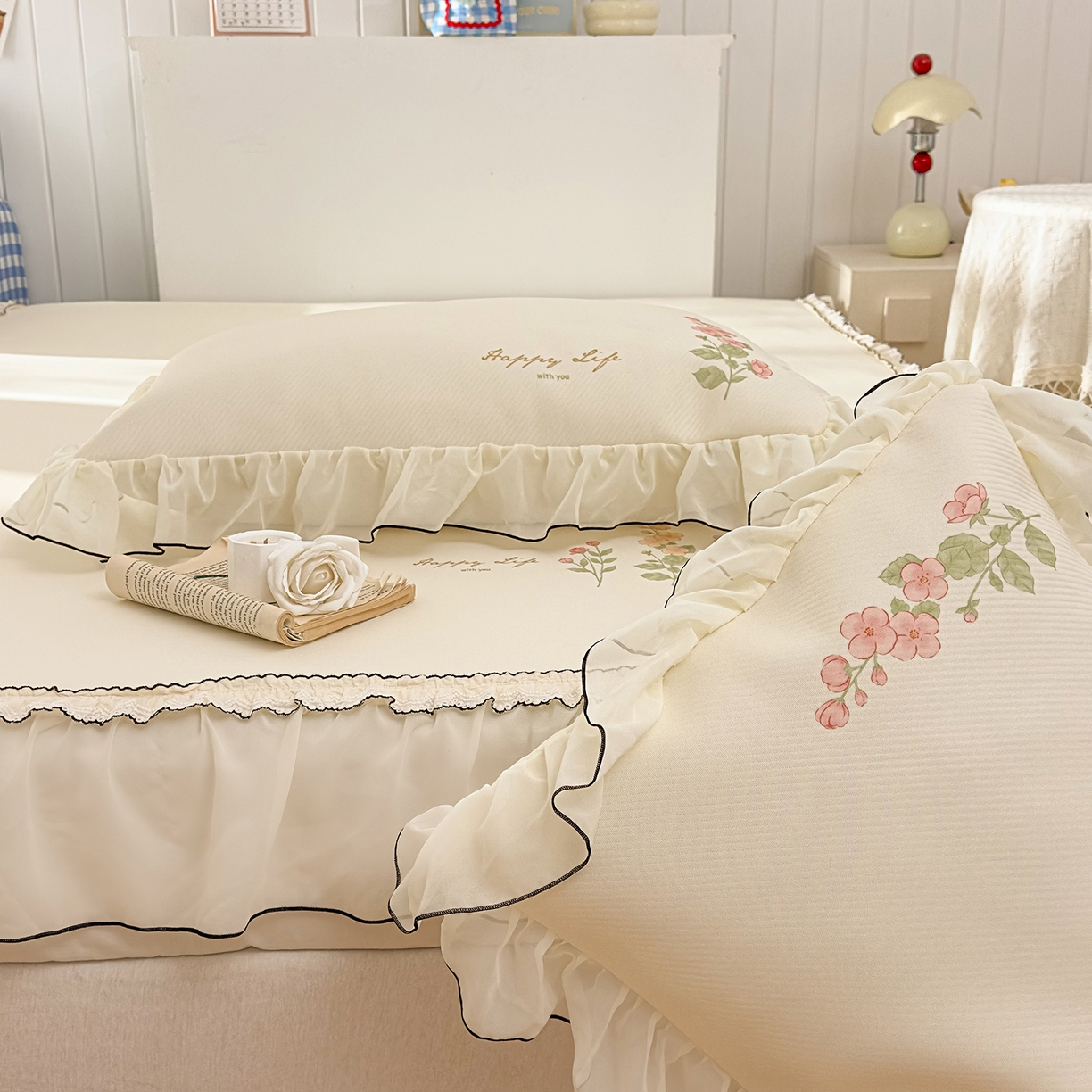 91家纺网 家纺一手货源 找家纺 川悦生活 2026新款凉豆豆凉感冰丝床裙三件套 花间小叙