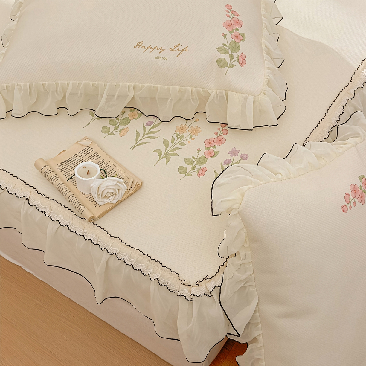 91家纺网 家纺一手货源 找家纺 川悦生活 2026新款凉豆豆凉感冰丝床裙三件套 花间小叙