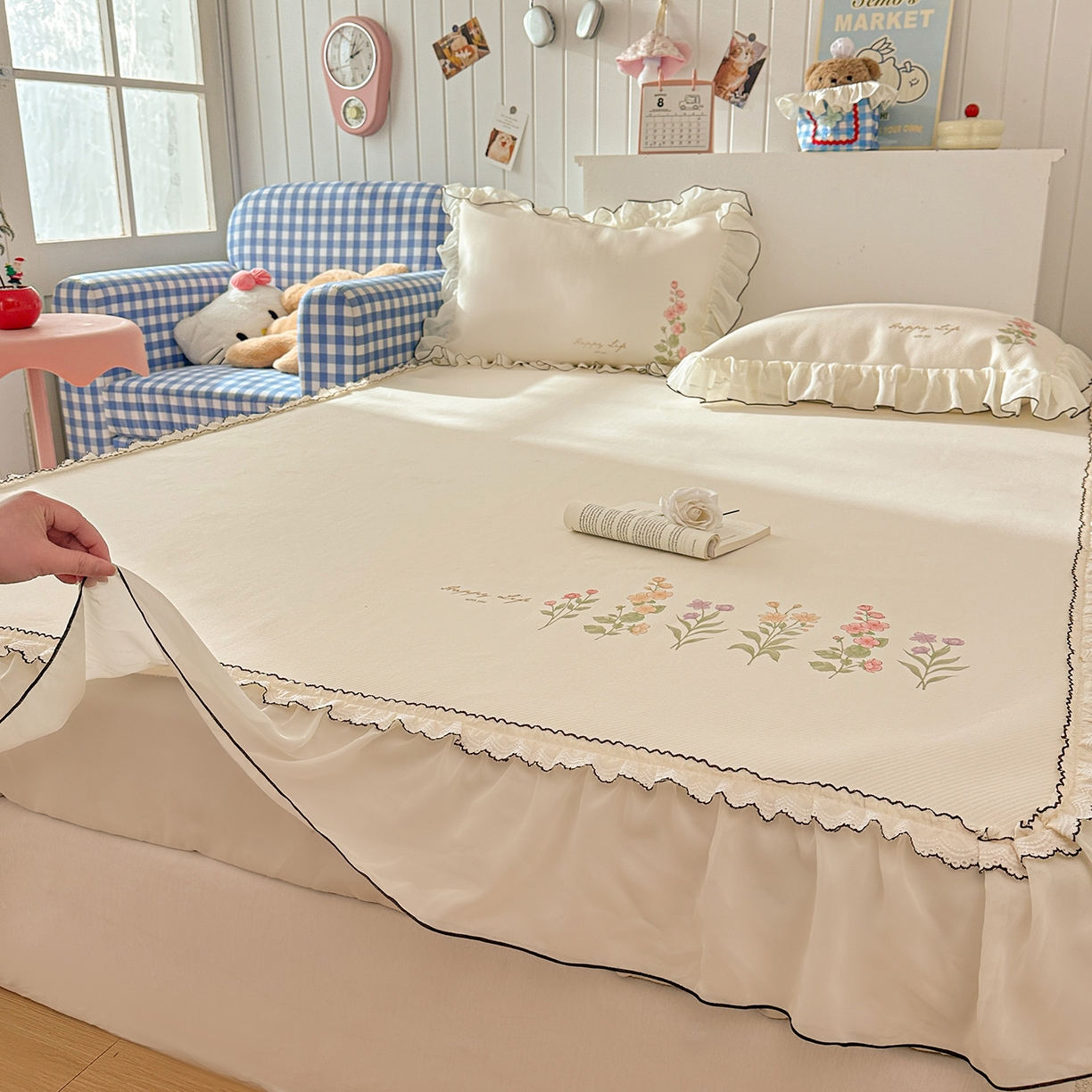 91家纺网 家纺一手货源 找家纺 川悦生活 2026新款凉豆豆凉感冰丝床裙三件套 花间小叙