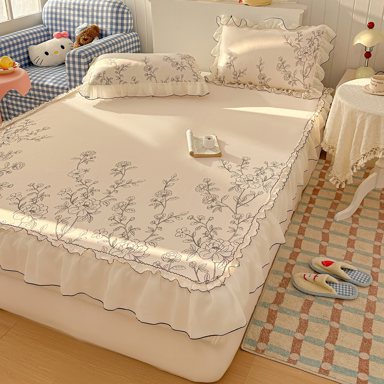 91家纺网 家纺一手货源 找家纺 川悦生活 2026新款凉豆豆凉感冰丝床裙三件套 墨枝春叙