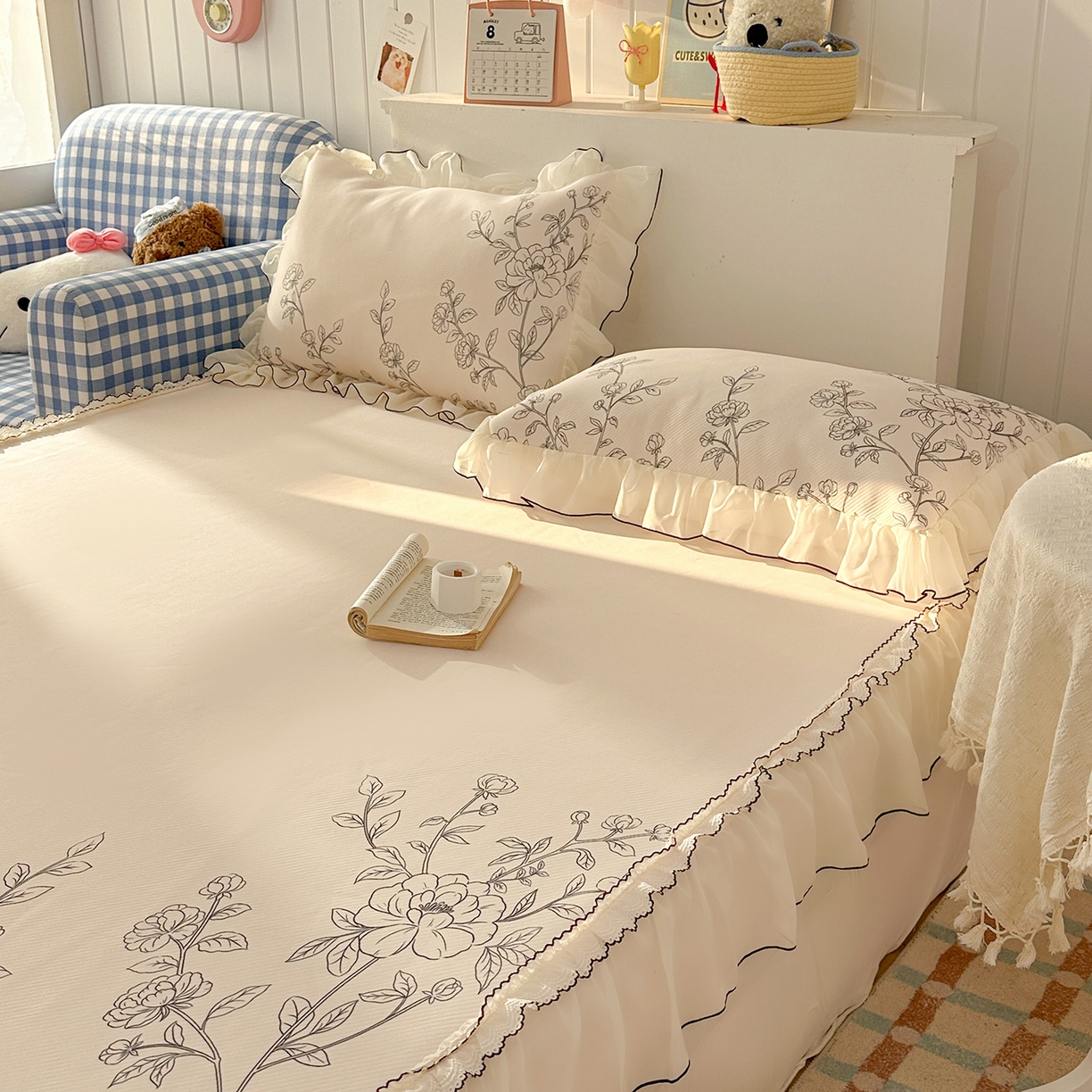 91家纺网 家纺一手货源 找家纺 川悦生活 2026新款凉豆豆凉感冰丝床裙三件套 墨枝春叙