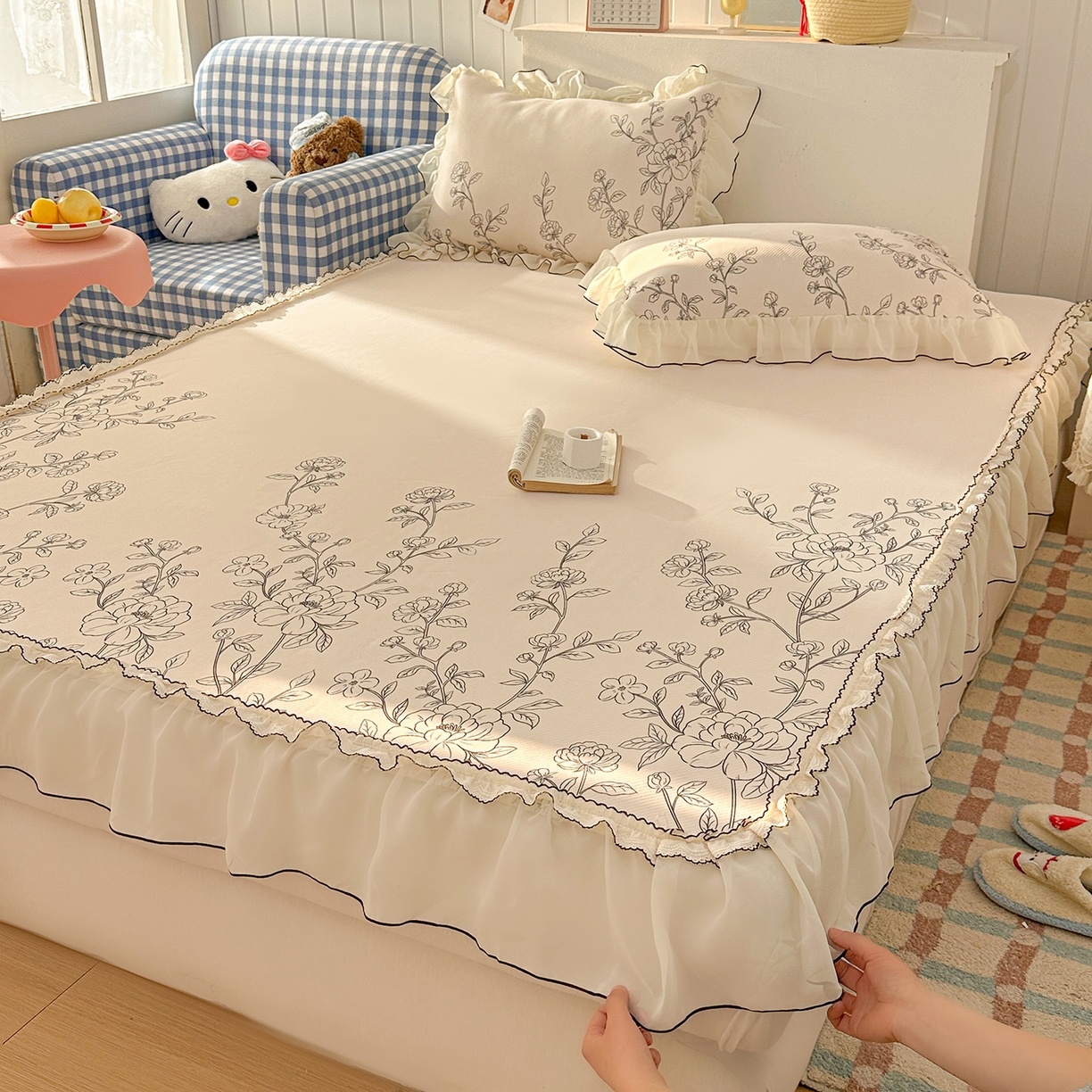 91家纺网 家纺一手货源 找家纺 川悦生活 2026新款凉豆豆凉感冰丝床裙三件套 墨枝春叙