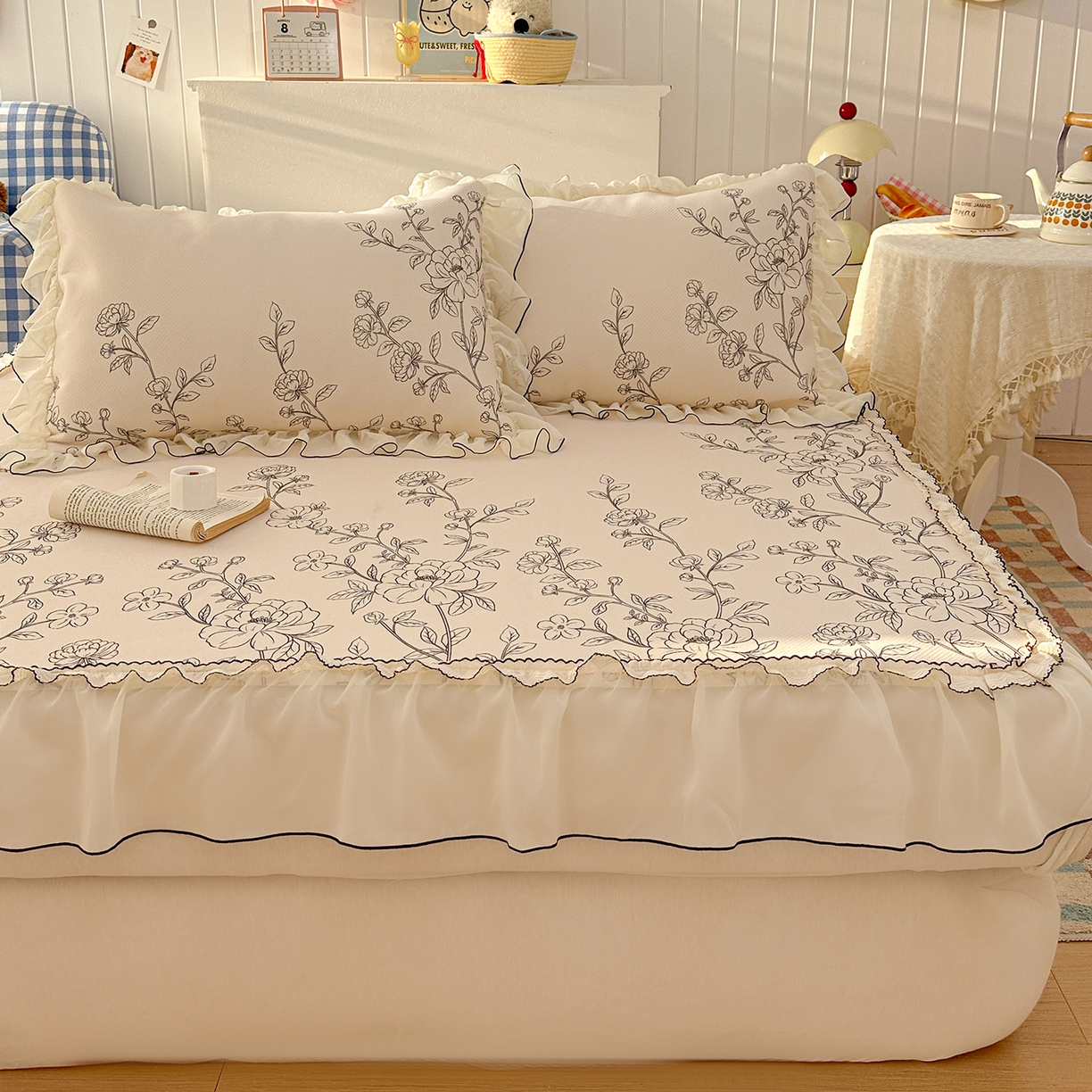 91家纺网 家纺一手货源 找家纺 川悦生活 2026新款凉豆豆凉感冰丝床裙三件套 墨枝春叙