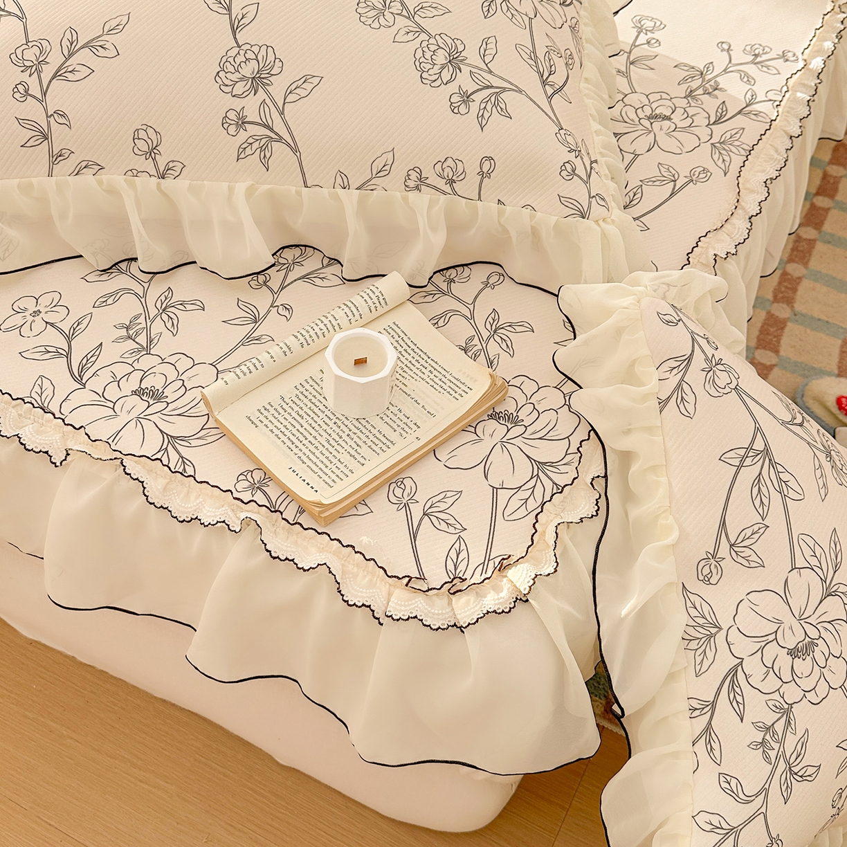 91家纺网 家纺一手货源 找家纺 川悦生活 2026新款凉豆豆凉感冰丝床裙三件套 墨枝春叙