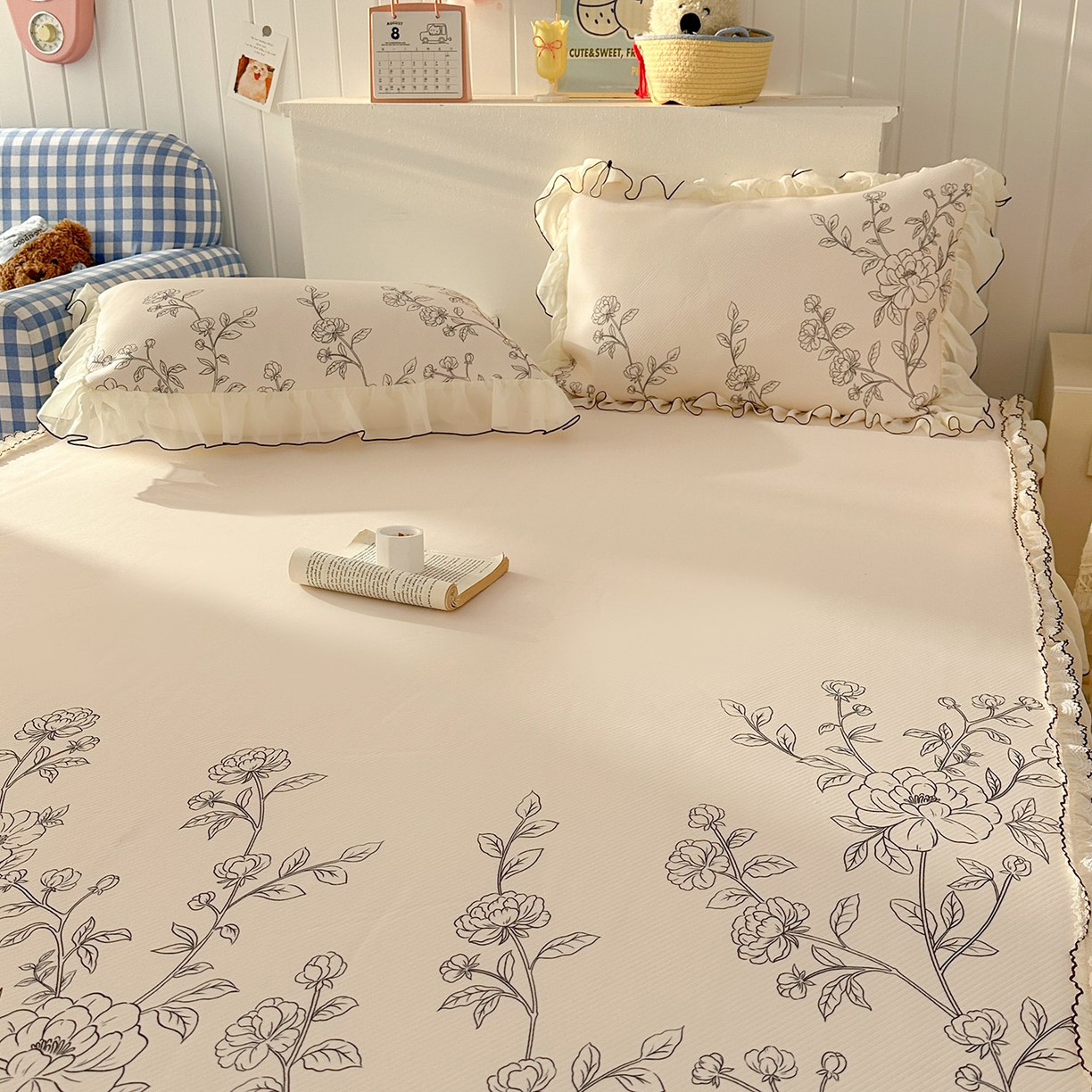 91家纺网 家纺一手货源 找家纺 川悦生活 2026新款凉豆豆凉感冰丝床裙三件套 墨枝春叙