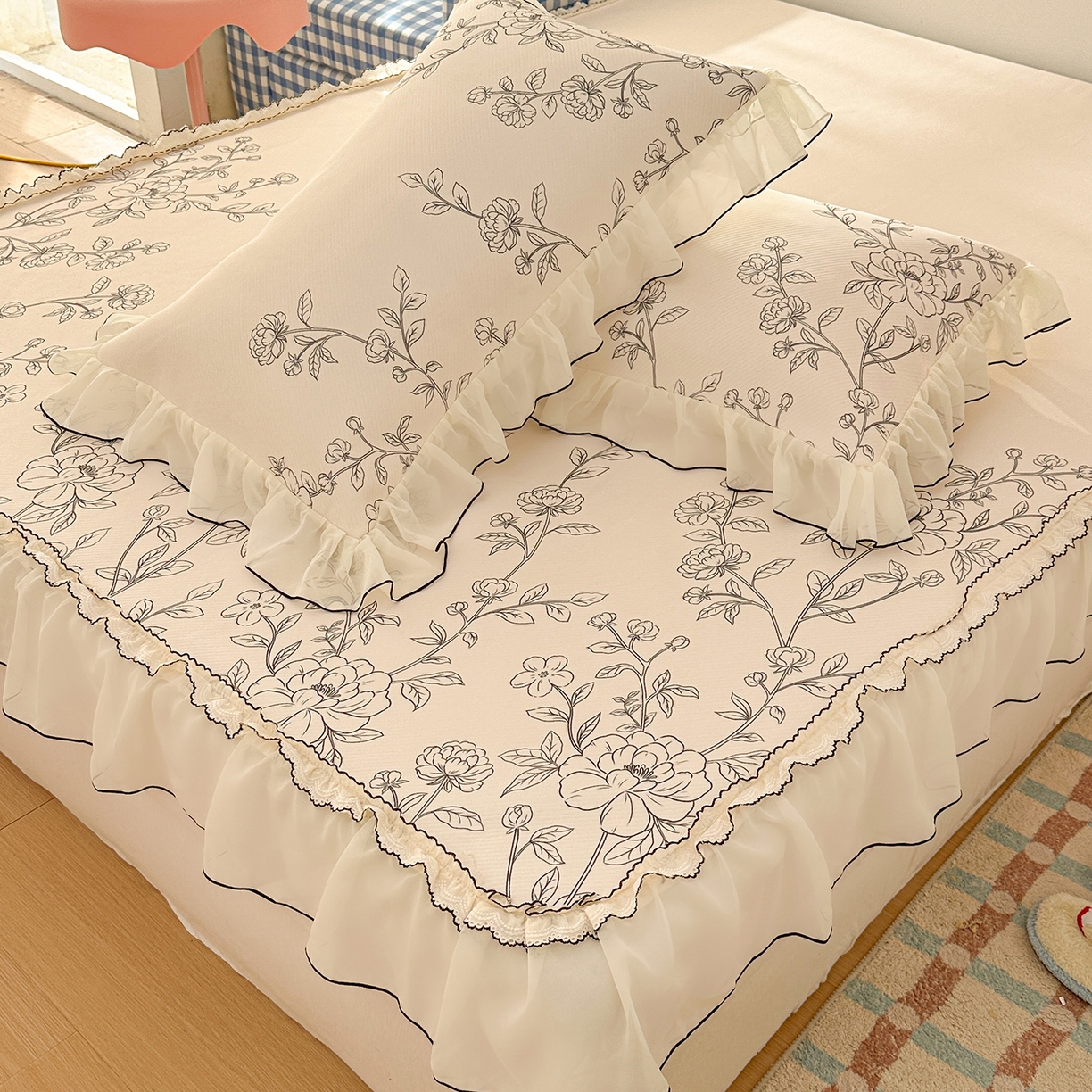 91家纺网 家纺一手货源 找家纺 川悦生活 2026新款凉豆豆凉感冰丝床裙三件套 墨枝春叙