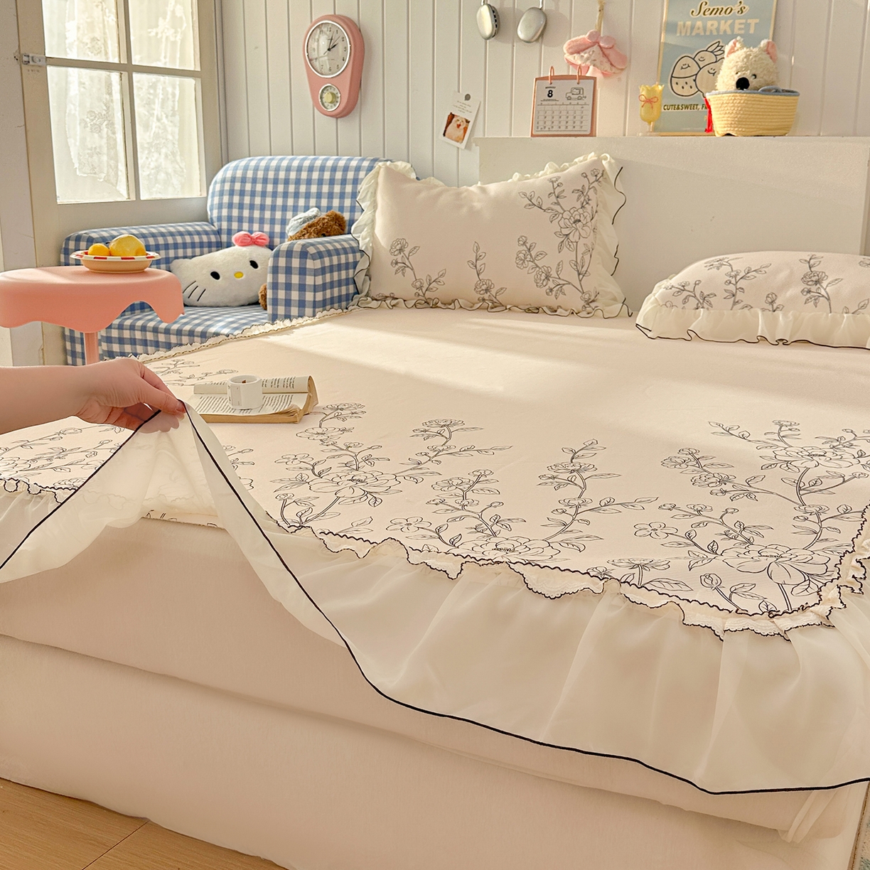 91家纺网 家纺一手货源 找家纺 川悦生活 2026新款凉豆豆凉感冰丝床裙三件套 墨枝春叙