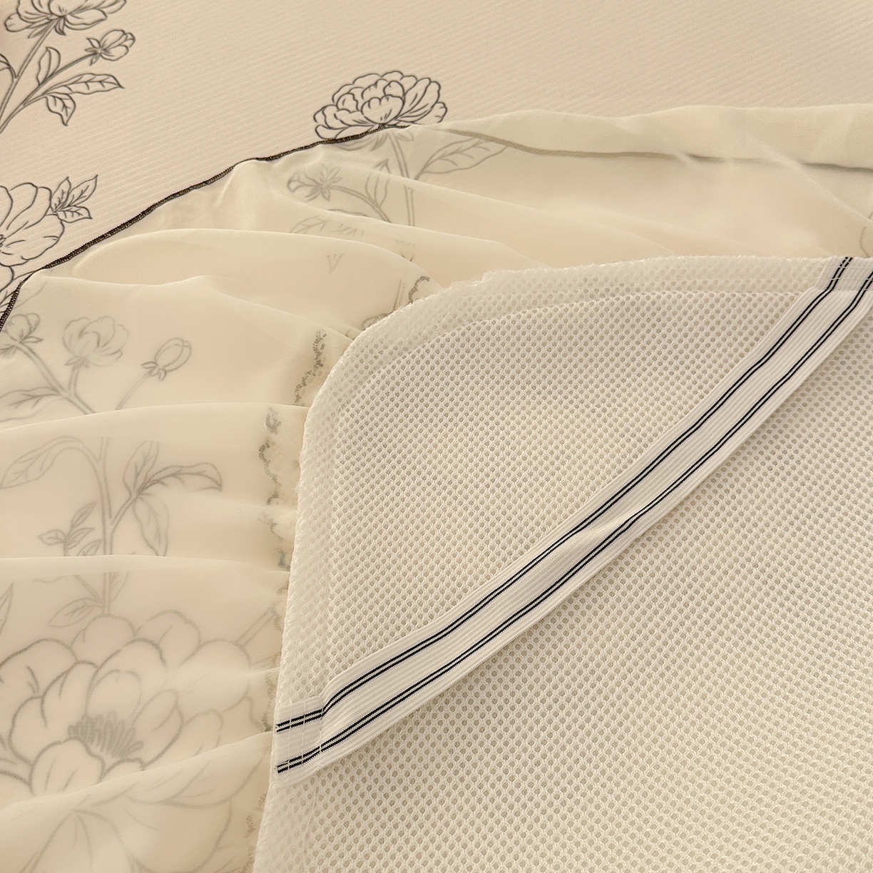 91家纺网 家纺一手货源 找家纺 川悦生活 2026新款凉豆豆凉感冰丝床裙三件套 墨枝春叙