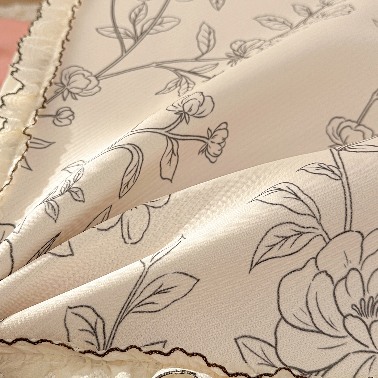 91家纺网 家纺一手货源 找家纺 川悦生活 2026新款凉豆豆凉感冰丝床裙三件套 墨枝春叙